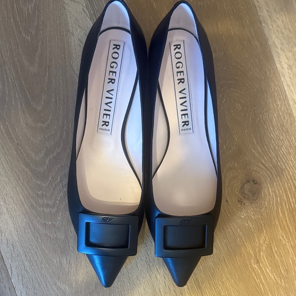 Roger Vivier Elegant Black Flats with Statement Buckle